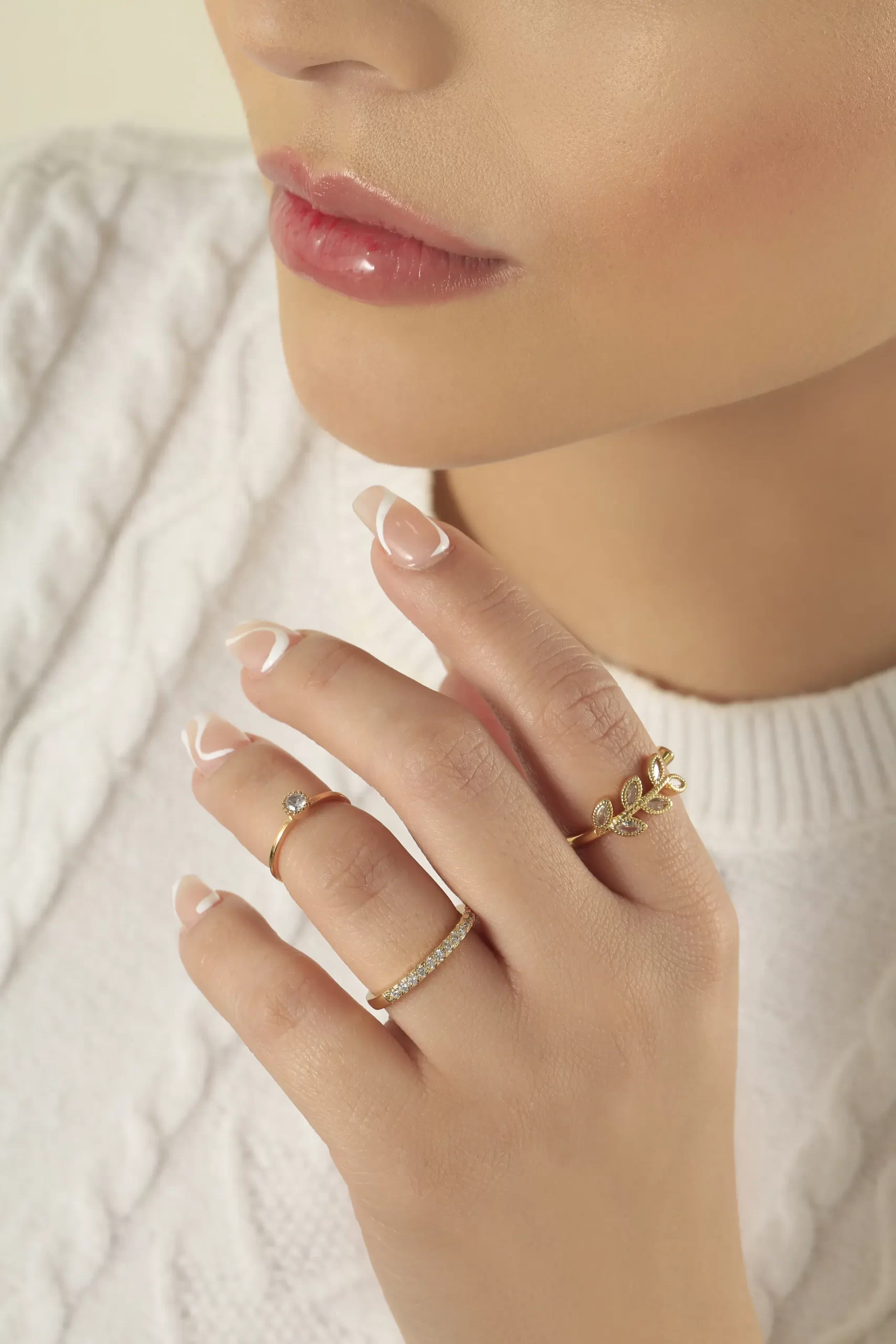 Anillo dorado en baño de oro 24k con incrustaciones de micro circón, marca Brazz by Roel. Con nuestros precios mayoristas puedes iniciar tu emprendimiento, tambien tenemos precios al detal, expertos en joyeria y accesorios