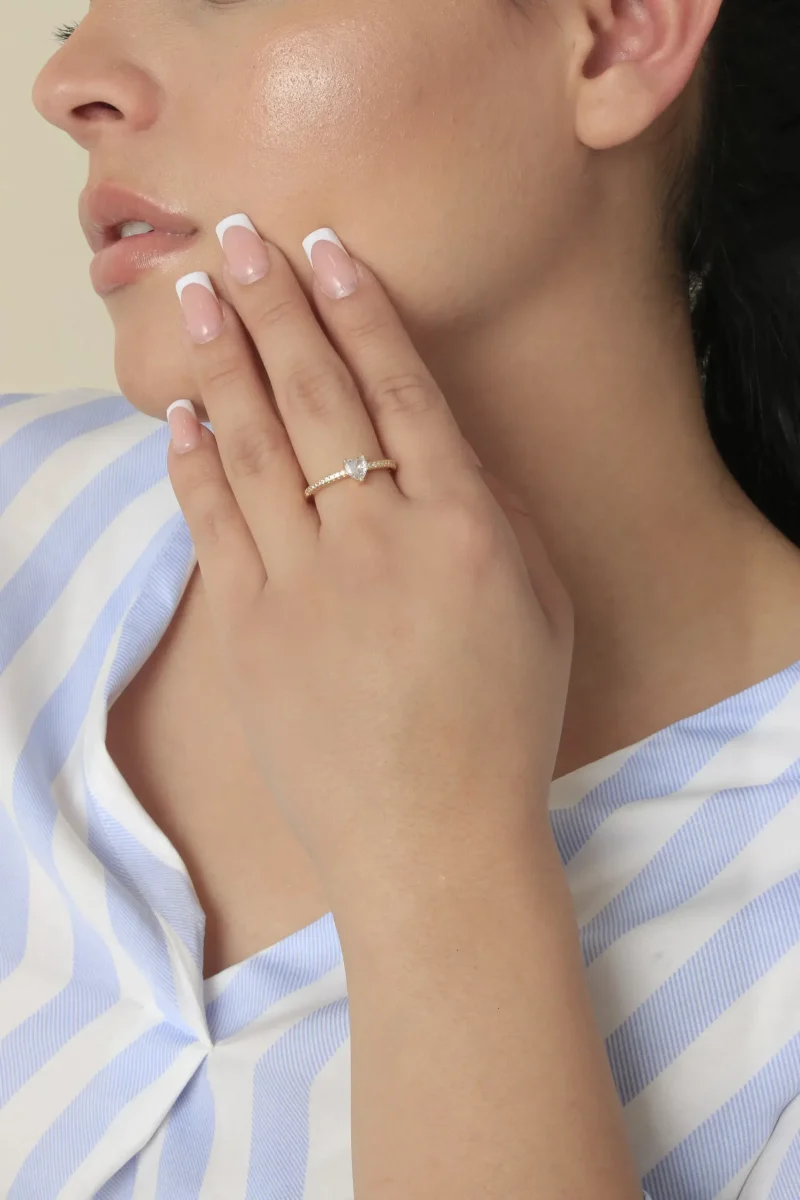 Anillo en baño de oro 24k con incrustaciones de micro circón, marca Brazz by Roel. Con Brazz tenemos los mejores precios mayoristas para tu negocio, joyeria y accesorios en tendencia