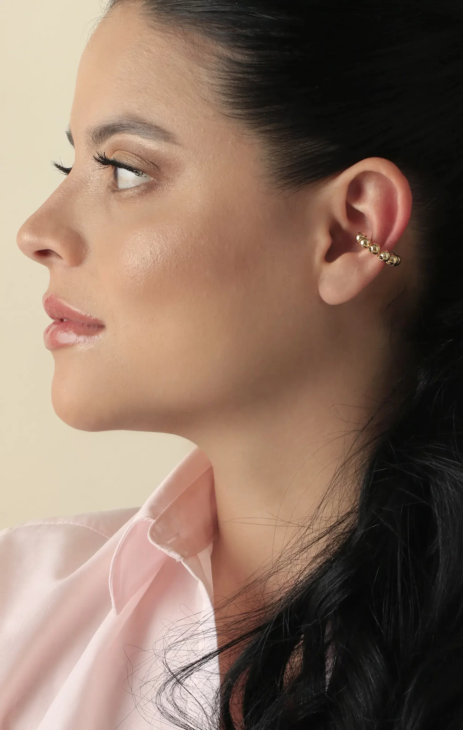 Earcuff dorado, en baño de oro 24k, con Brazz by Roel puedes emprender