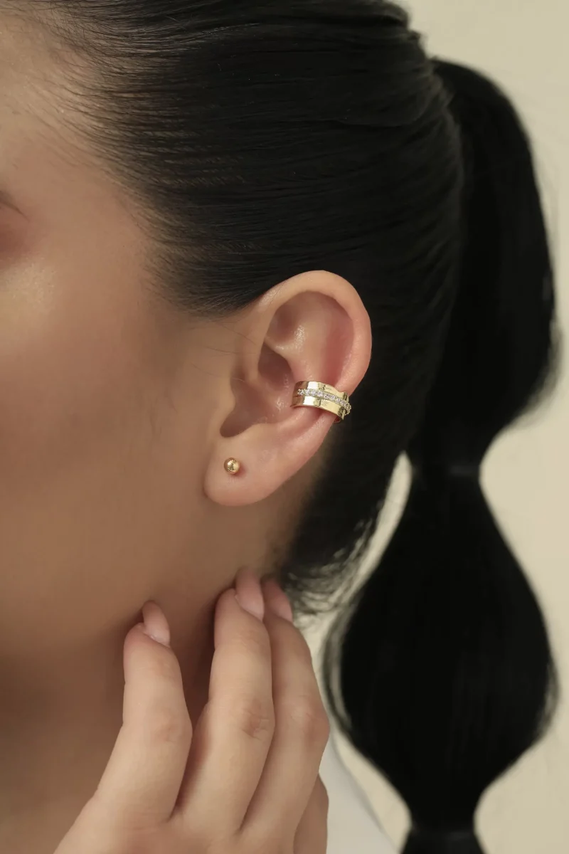 Earcuff dorado, en baño de oro 24k, con Brazz by Roel puedes emprender