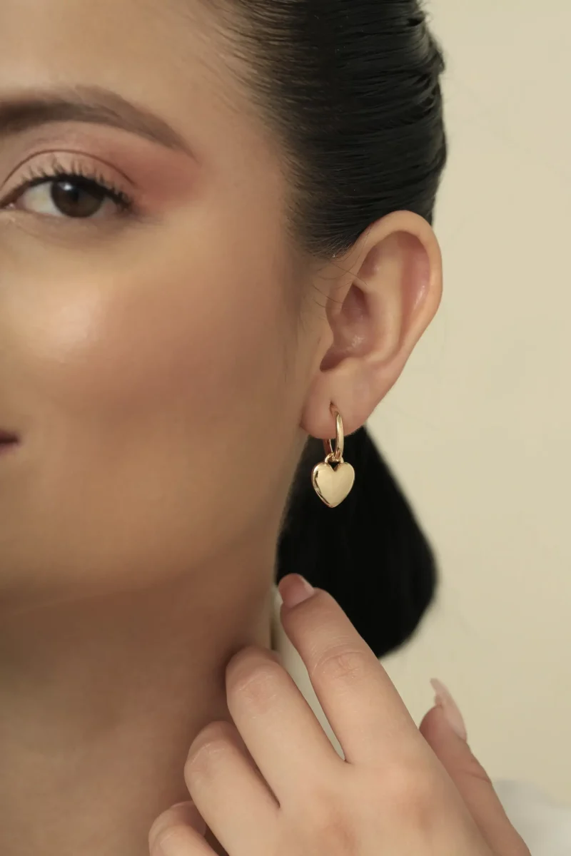 Huggie en baño de oro 24k con incrustaciones de micro circón, marca Brazz by Roel. Con roel puedes encontrar los mejores precios para iniciar tu emprendimiento negocio linea de tendencia