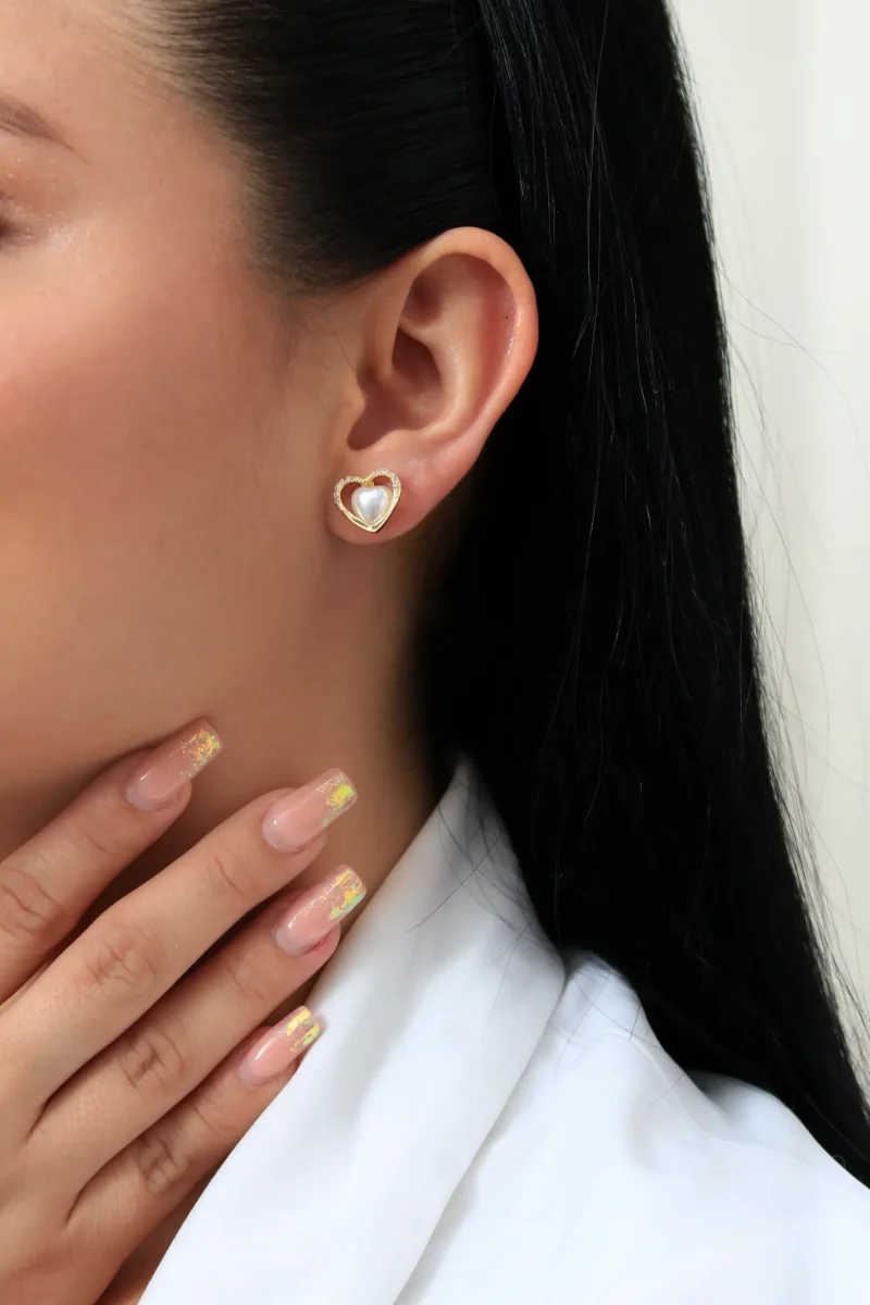 Arete dorado en forma de corazón con circones. Marca Brazz by Roel