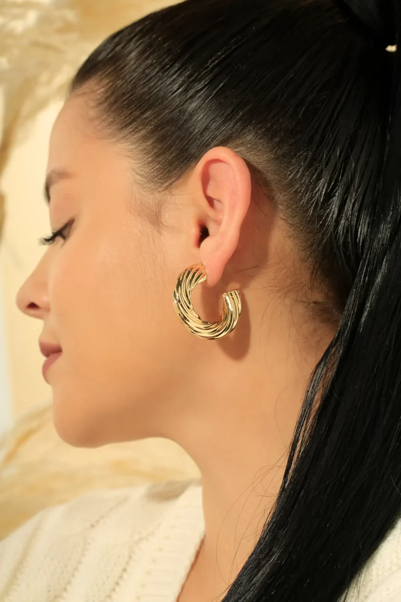 Arete tipo candonga en baño de oro 24 k