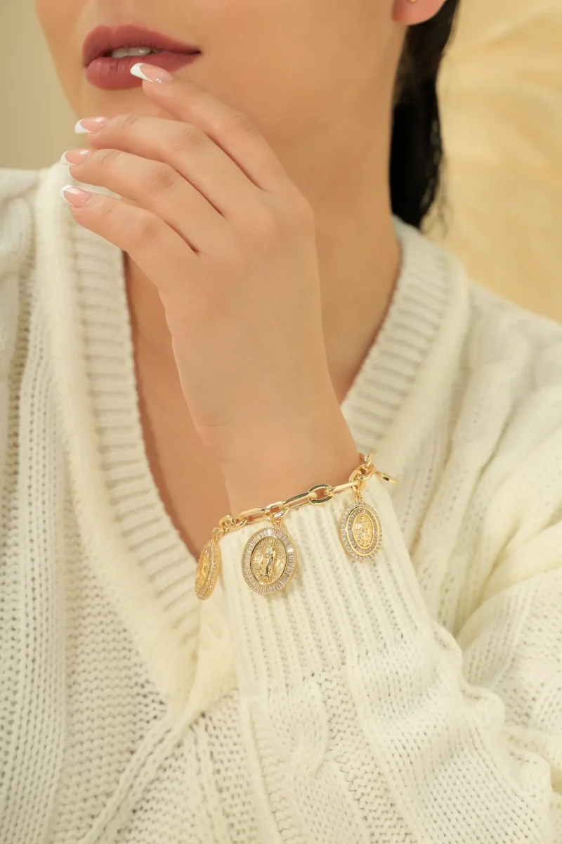 Pulsera dorada, en baño de oro 24k, con Brazz by Roel puedes emprender