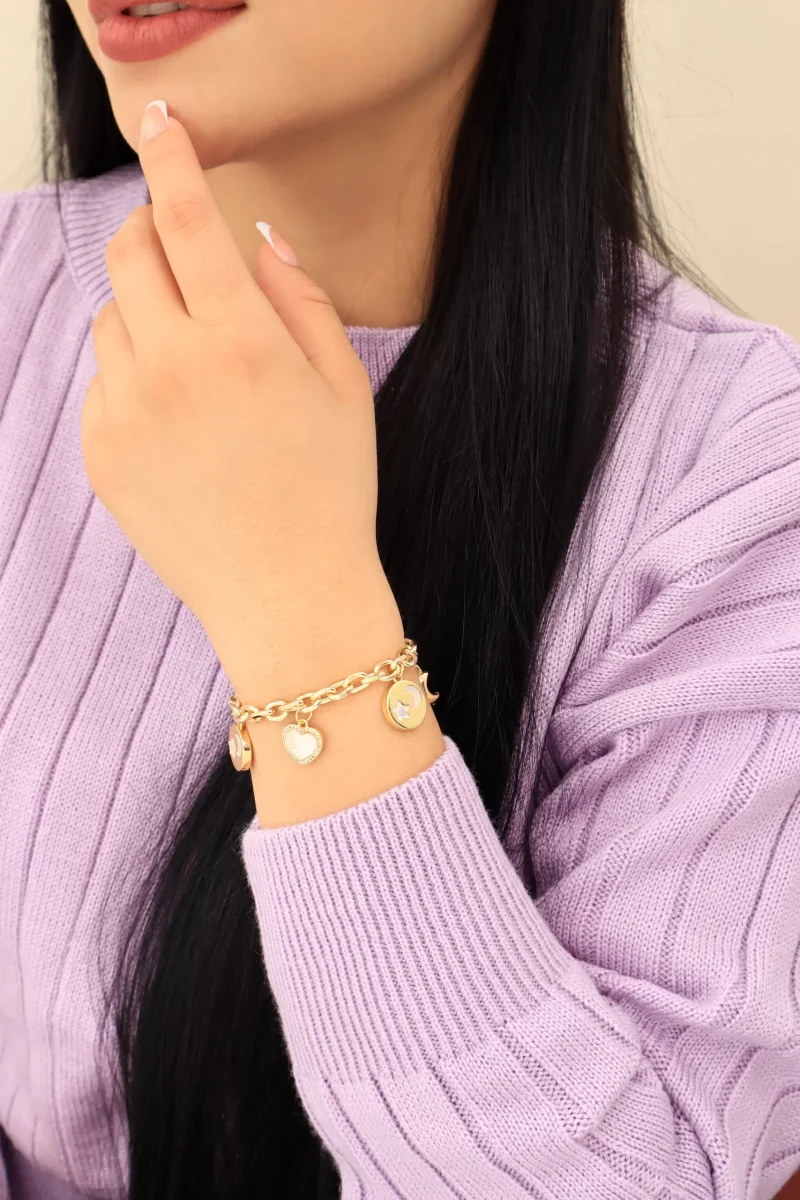 Pulsera en baño de oro 24k con dijes de luna y estrella. Marca Brazz by Roel