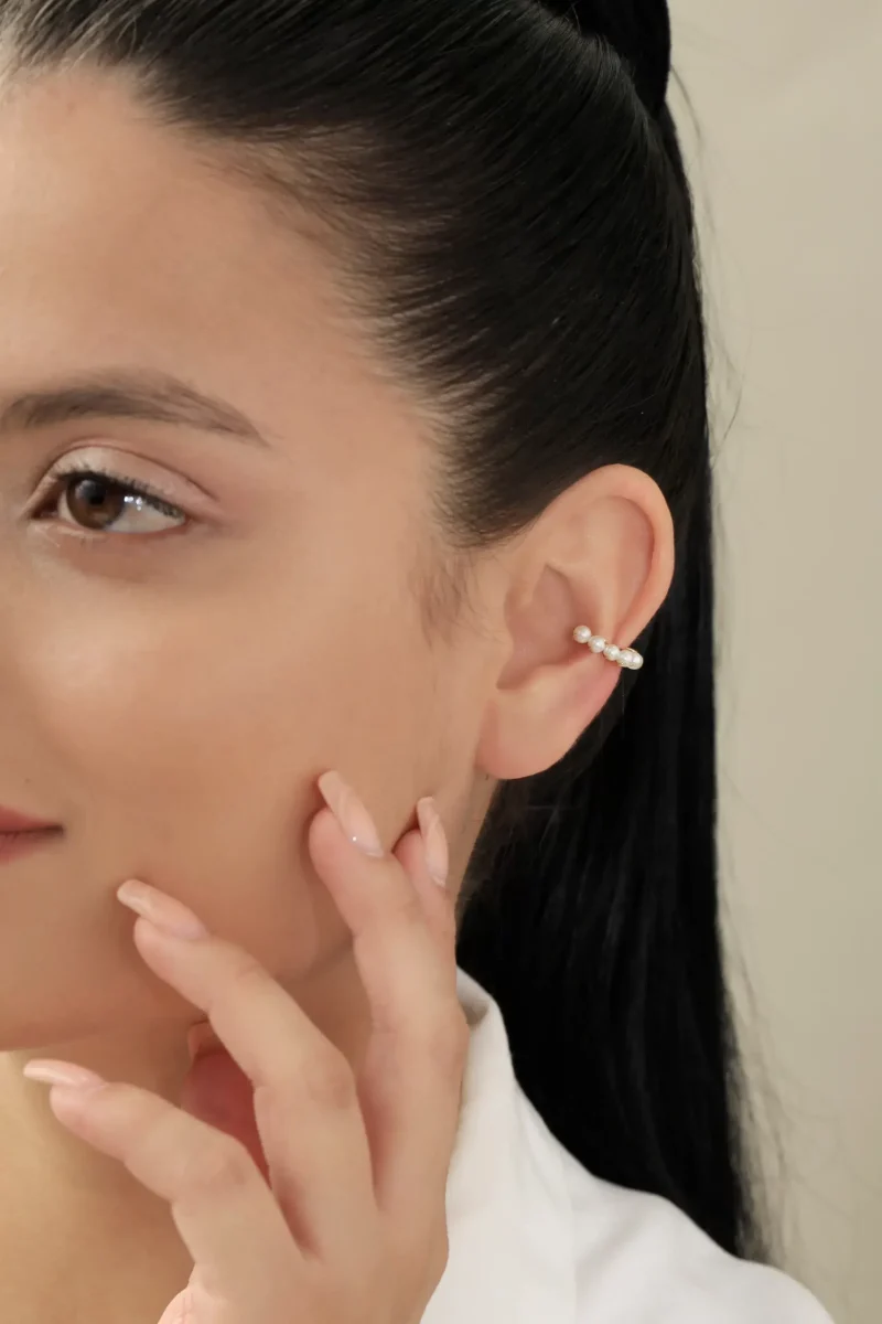 Earcuff con perlas en baño de oro 24k. Marca Brazz by Roel 
