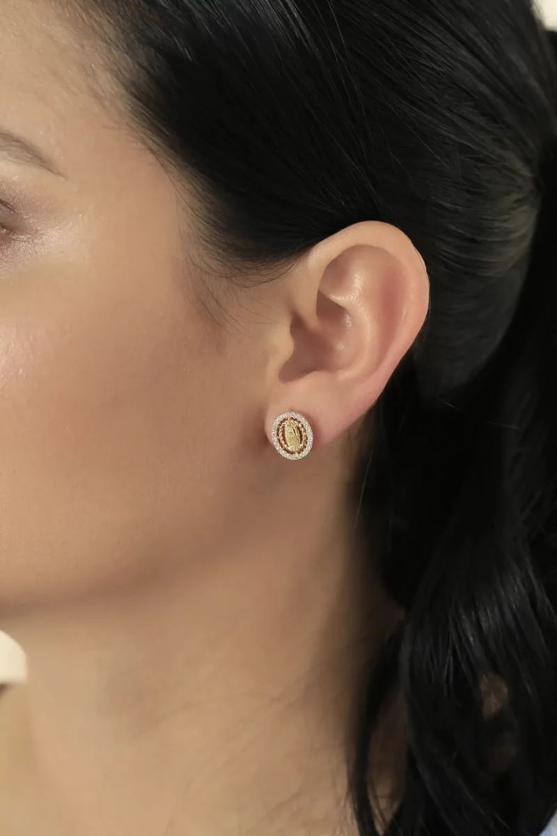 Arete dorado con circones. Marca Brazz by Roel