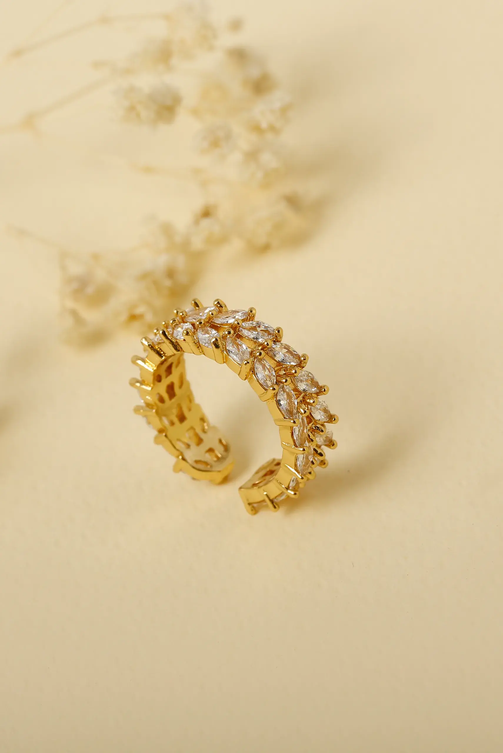 Anillo dorado, con baño de oro 24k, con micro circón, con Brazz by Roel puedes emprender