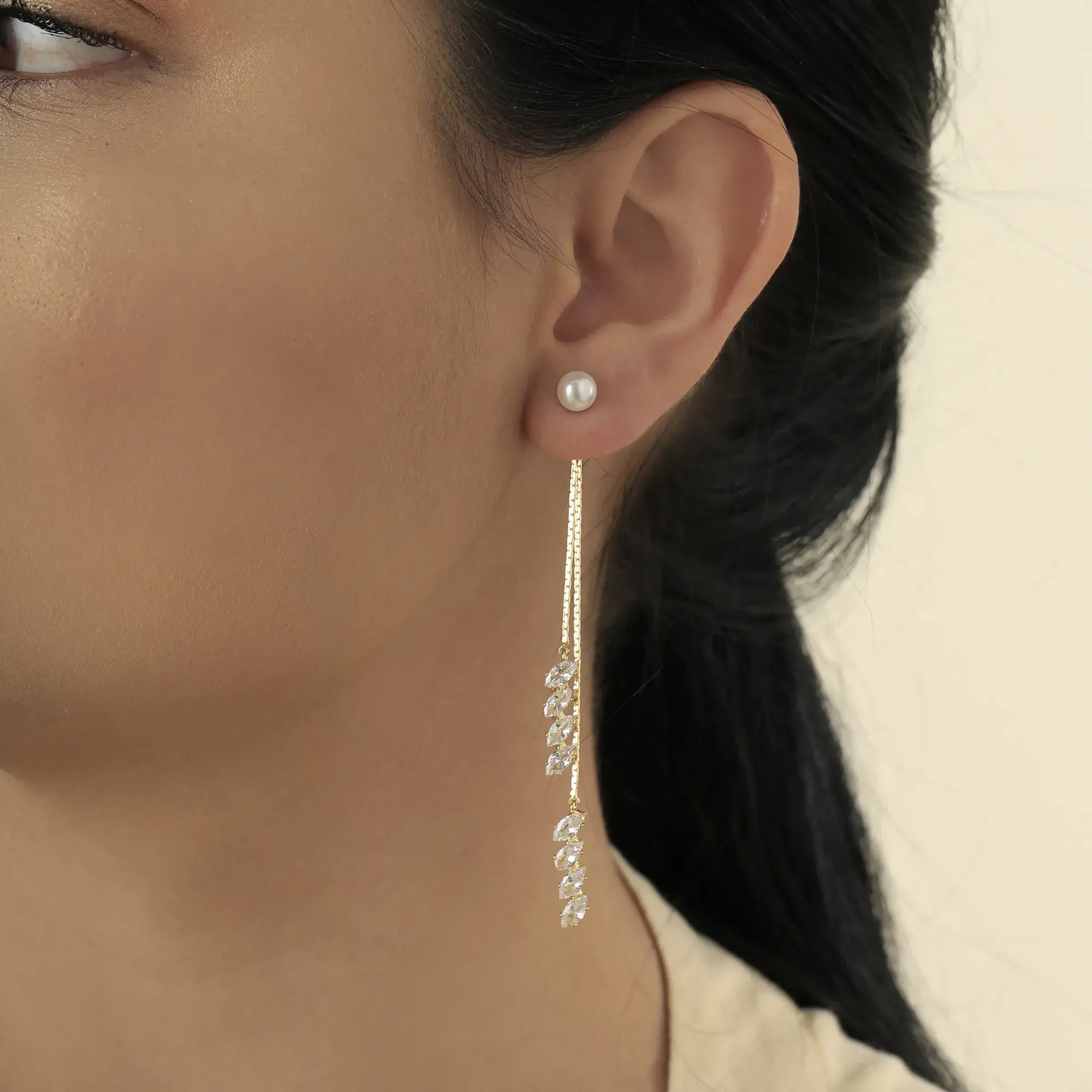 Aretes dorados en baño de oro 24k, con incrustaciones de micro circón. Marca Brazz by Roel