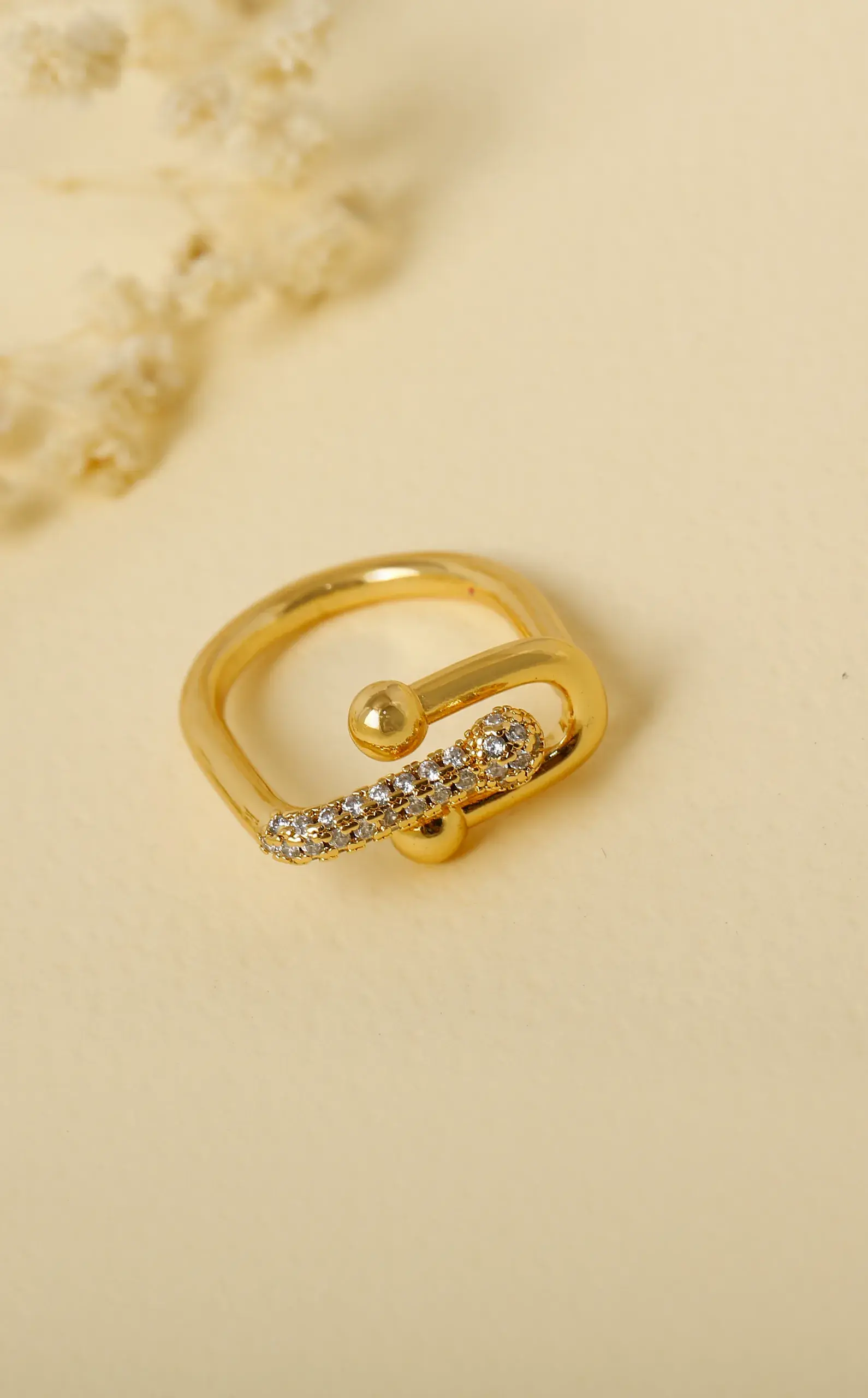 Anillo dorado, con baño de oro 24k, con micro circón, con Brazz by Roel puedes emprender