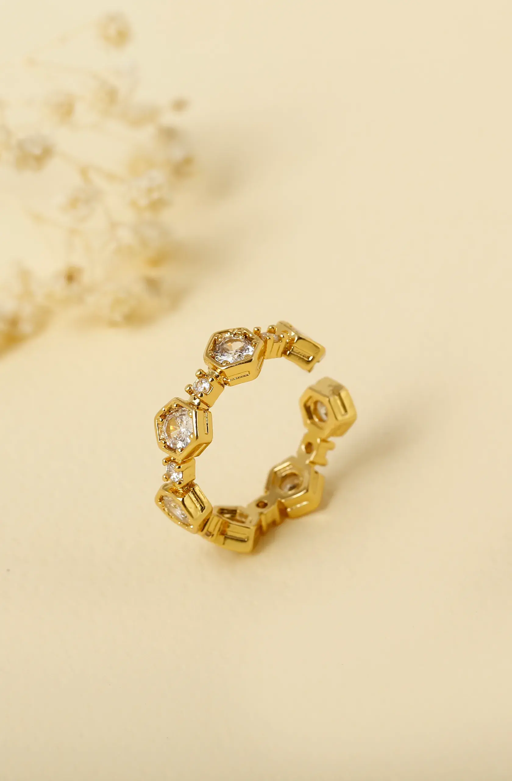 Anillo dorado, con baño de oro 24k, con micro circón, con Brazz by Roel puedes emprender