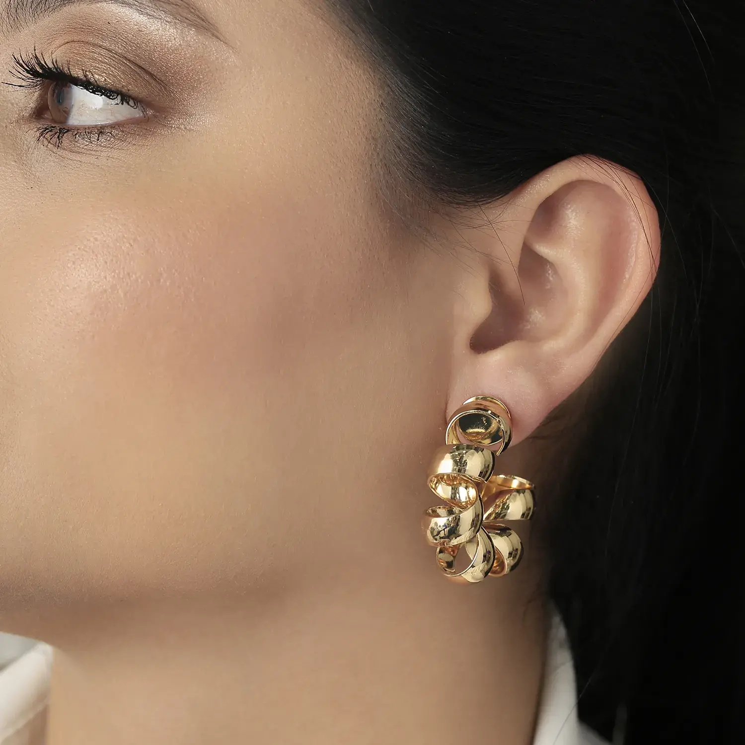 Candonga dorada en baño de oro 24k. Marca Brazz by Roel