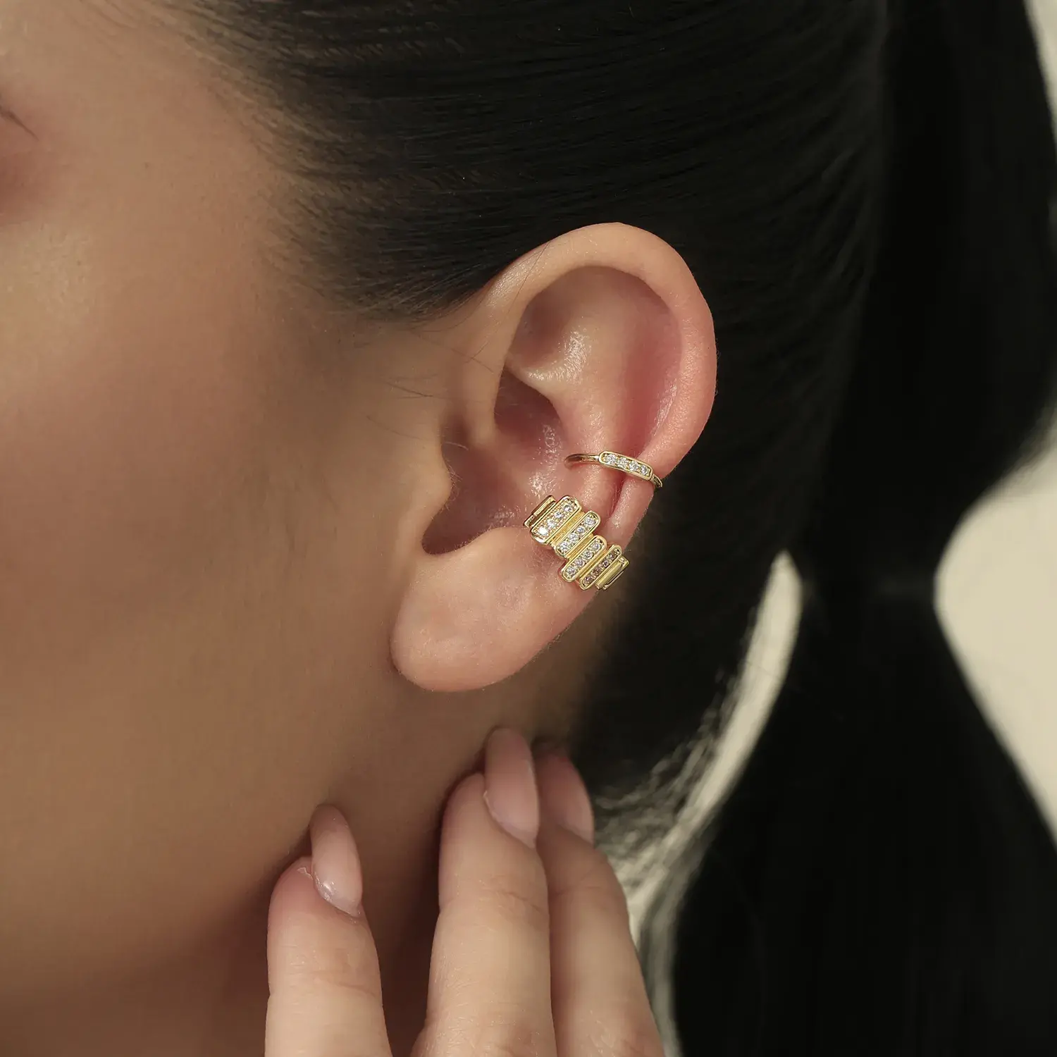 Earcuff Dorado en baño de oro 24k. Marca Brazz by Roel