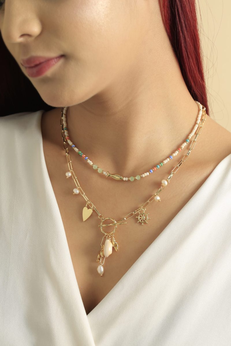 Collar doble dorado en baño de oro 24k con dijes de mar, largo 45cm graduable. Marca Brazz by Roel