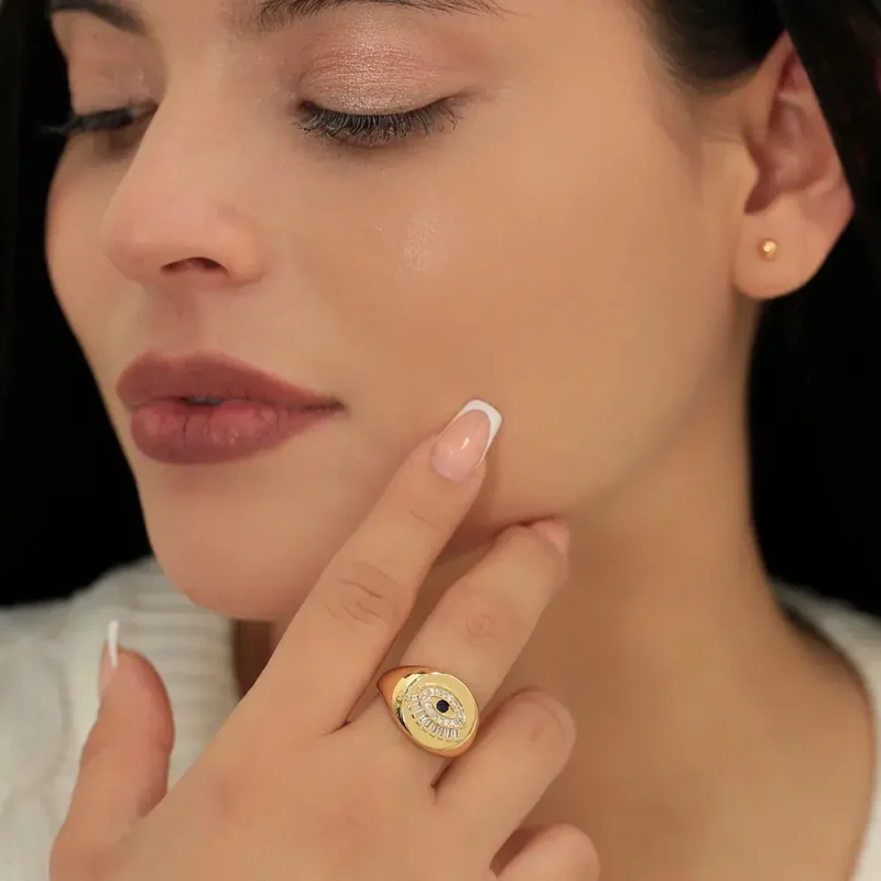 Anillo dorado en baño de oro 24k con circones.  Emprende con Brazz