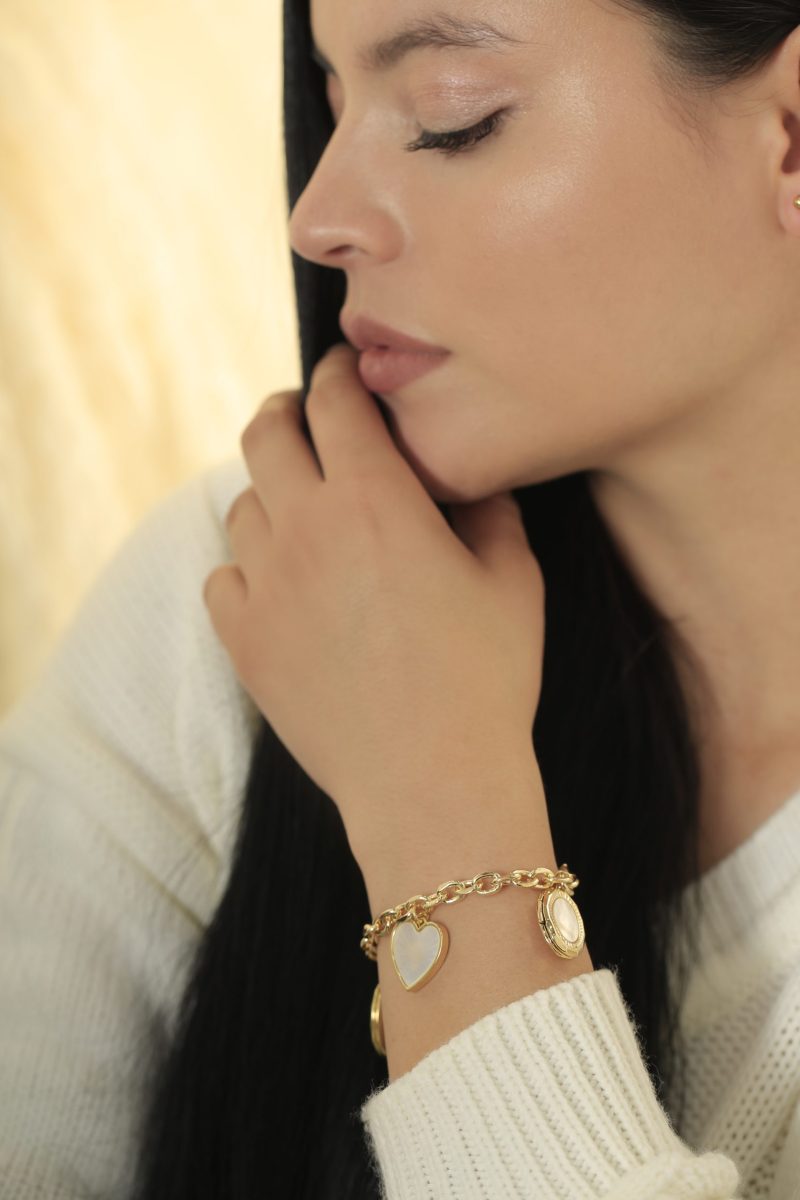 Pulsera Dorada con dije de Corazón de nácar en baño de oro 24k. 