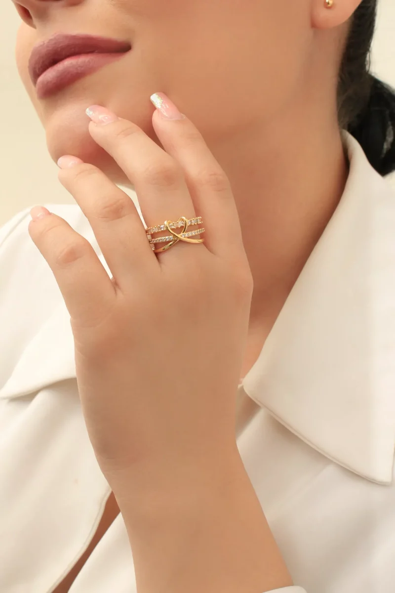 Anillo con circones de colores en baño de oro 24k. 