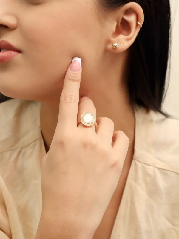 Anillo con circones de colores en baño de oro 24k. 