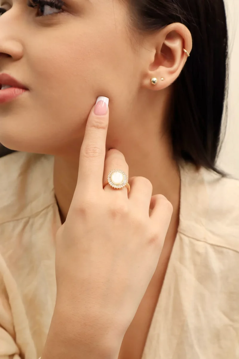 Anillo con circones de colores en baño de oro 24k. 