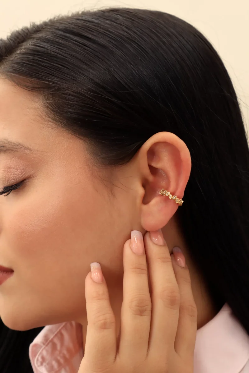 Earcuff dorado, en baño de oro 24k , marca Brazz by Roel