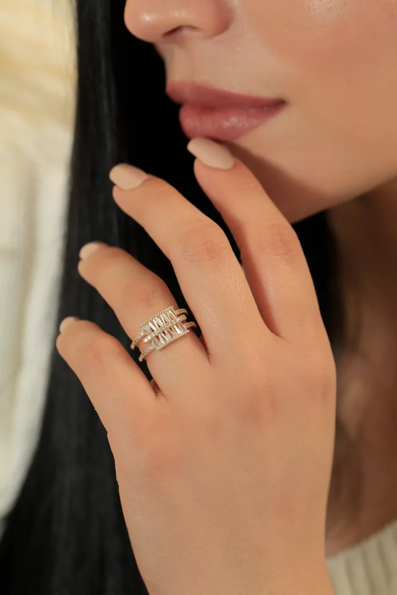 Anillo dorado en baño de oro 24k con circones.  Emprende con Brazz