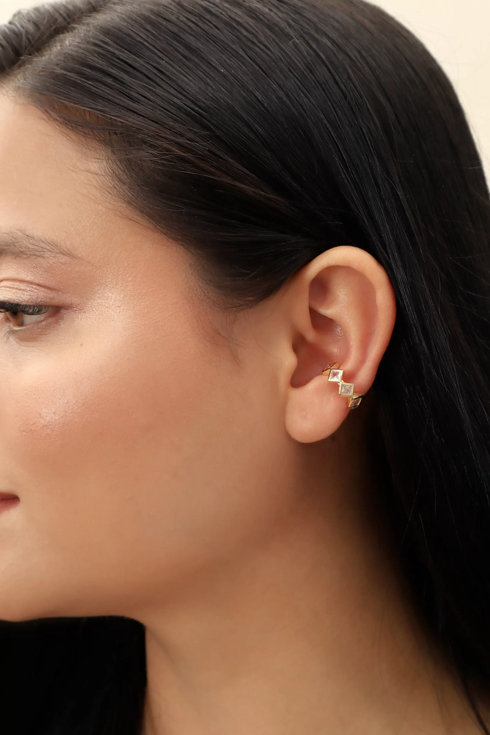 Earcuff dorado, en baño de oro 24k marca Brazz by Roel