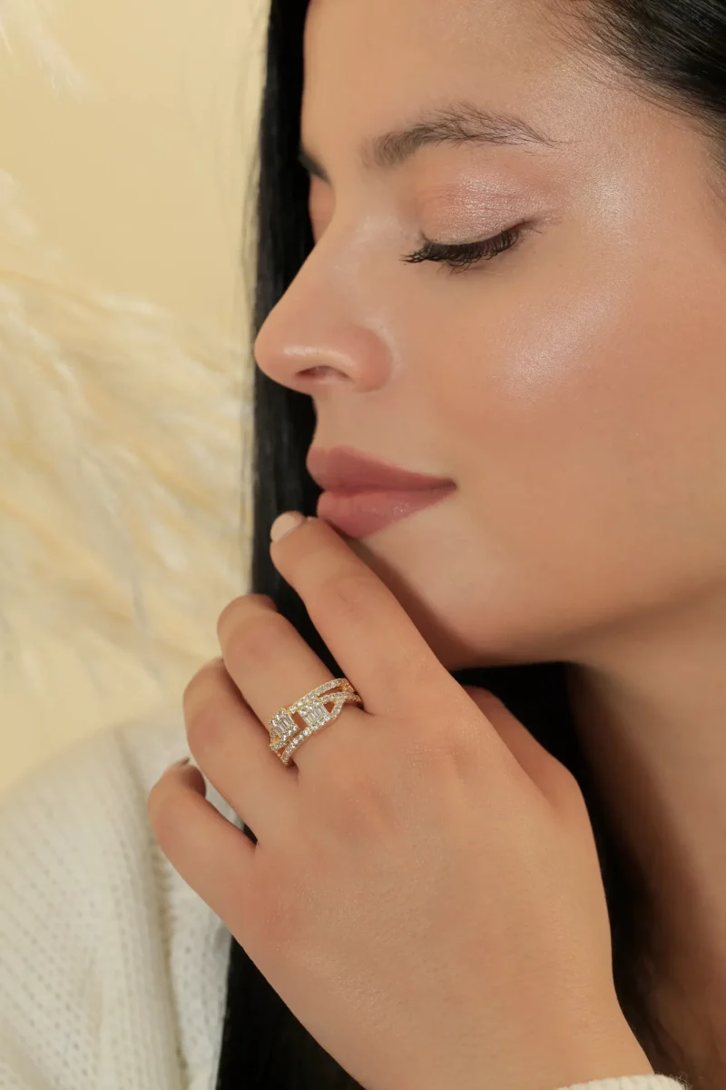 Anillo dorado en baño de oro 24k con circones.  Emprende con Brazz