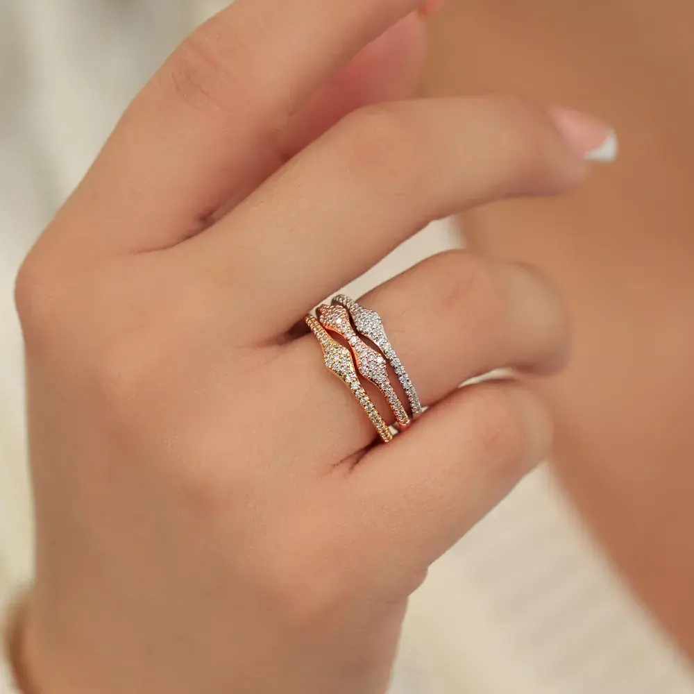 Anillo dorado en baño de oro 24k con circones.  Emprende con Brazz