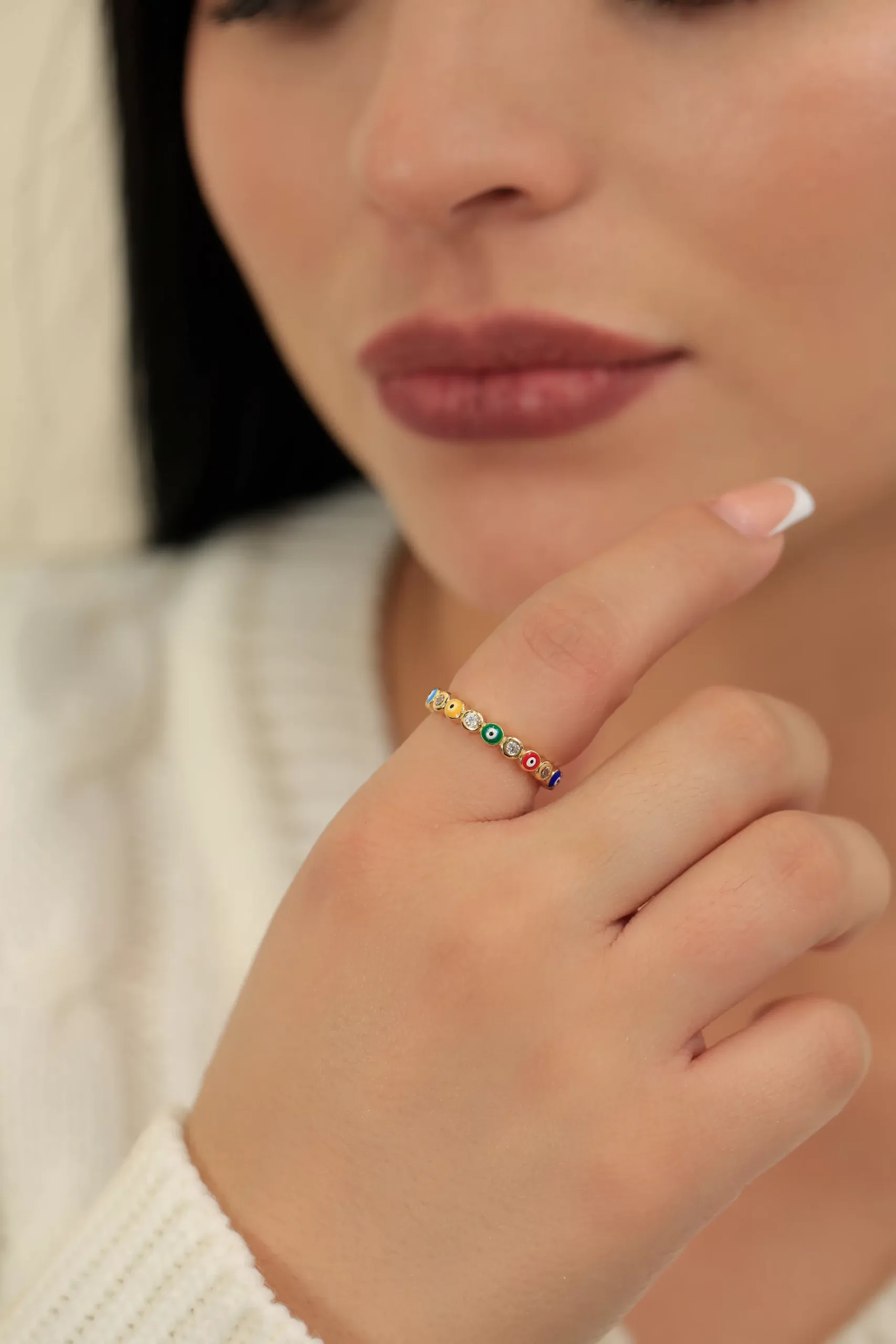 Anillo con circones de colores en baño de oro 24k. 