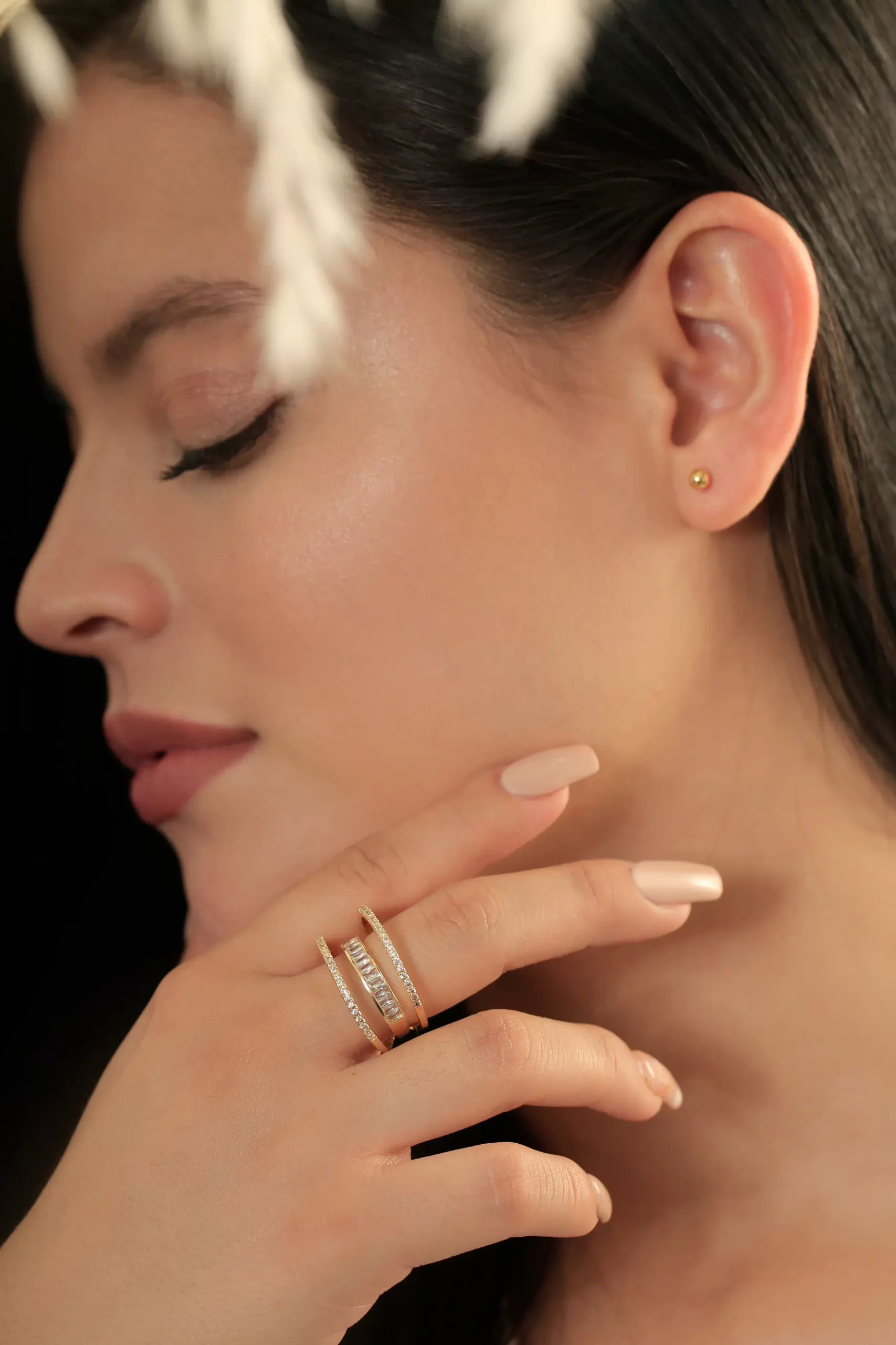 Anillo dorado en baño de oro 24k con circones.  Emprende con Brazz