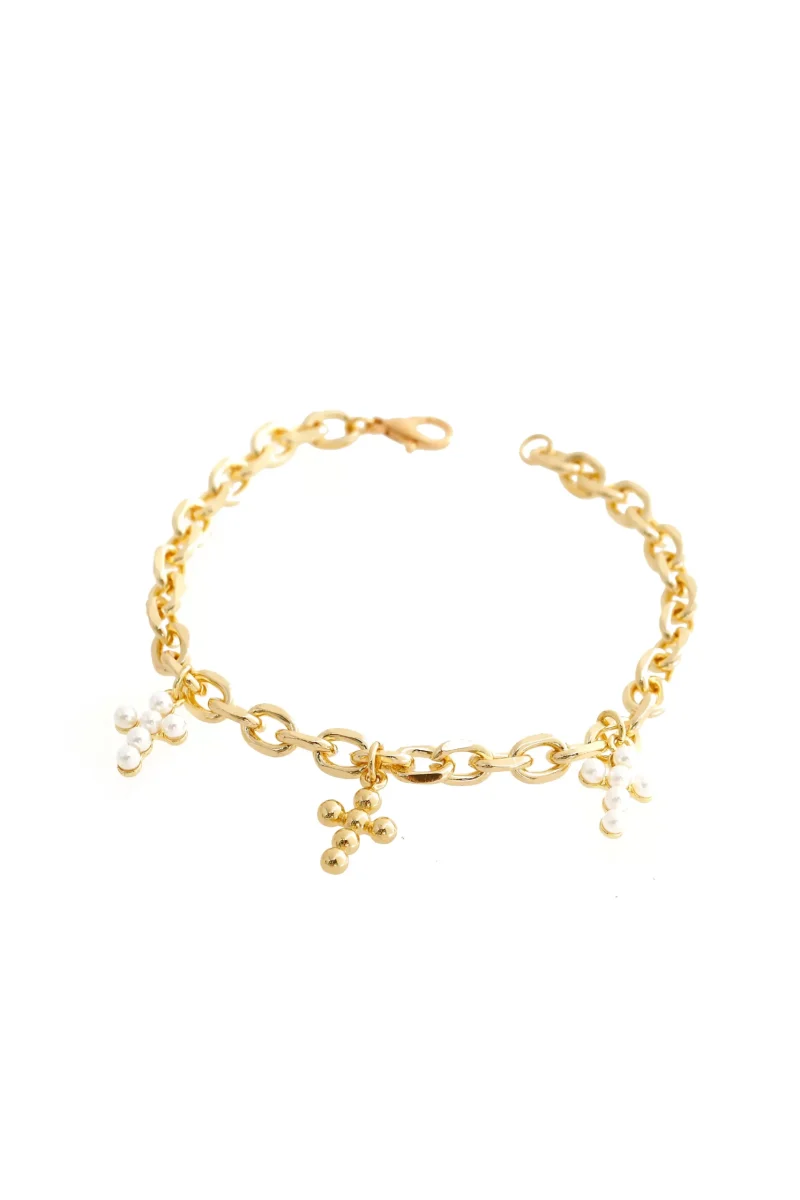 Pulsera dorada con dijes de cruz y perlas en baño de oro 24k. 