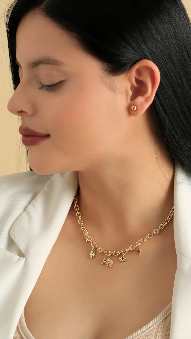 Collar doble dorado en baño de oro 24k con dijes de corazón y estrella. Marca Brazz by Roel