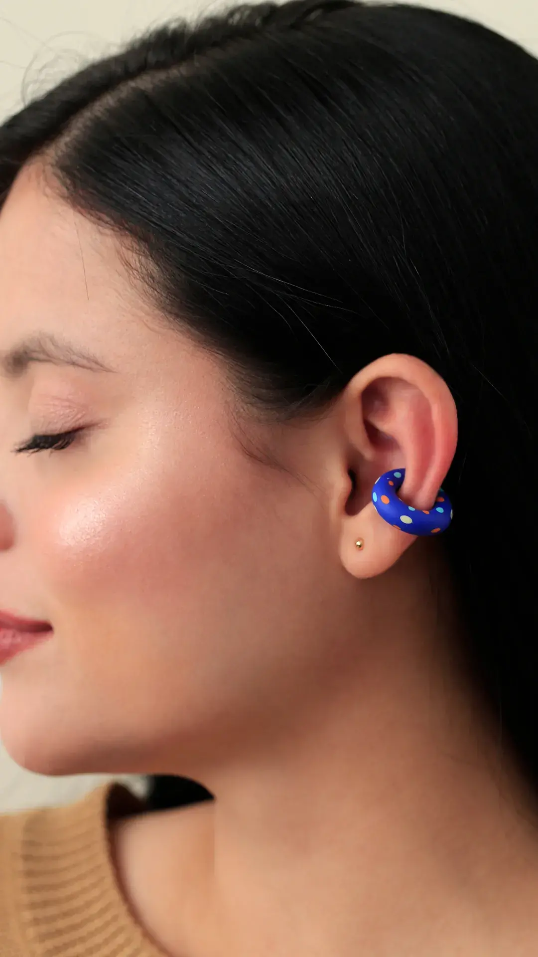 Earcuff Arcilla, Baño de oro 24k. Marca Brazz By Roel.