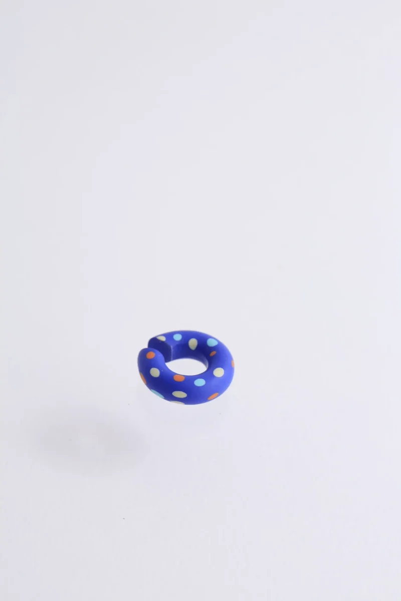 Earcuff Arcilla, Baño de oro 24k. Marca Brazz By Roel.