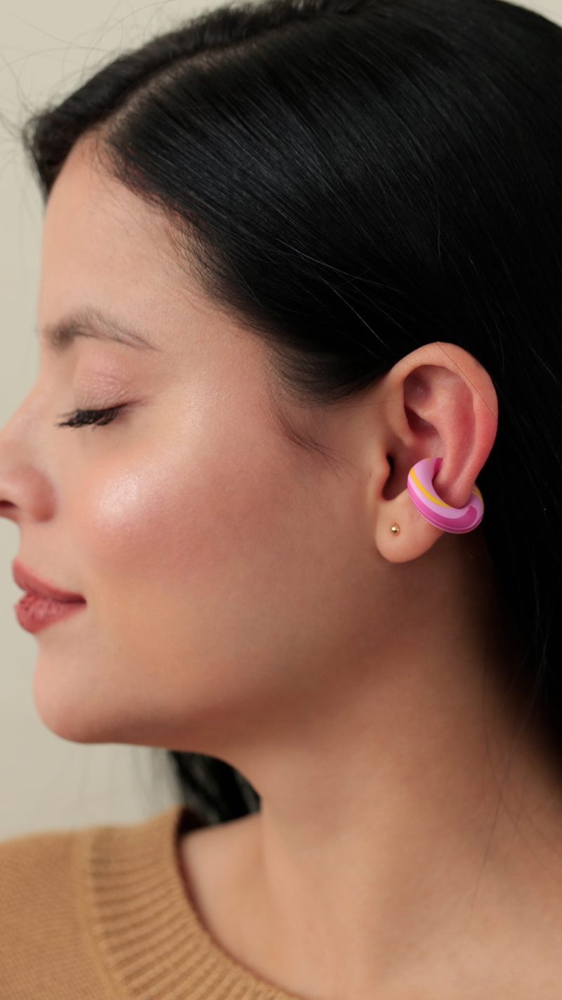 Earcuff Arcilla, Baño de oro 24k. Marca Brazz By Roel
