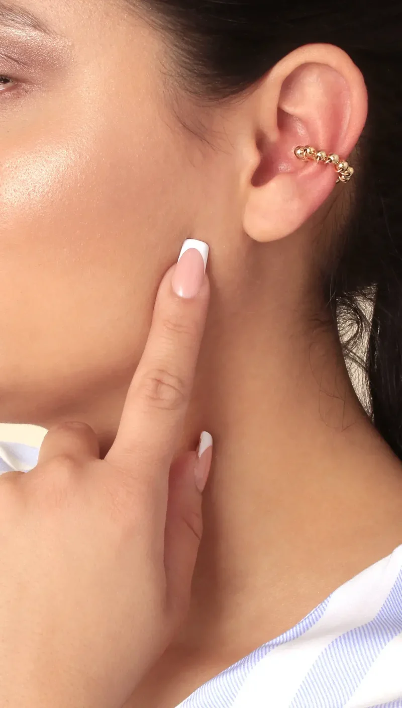 Earcuff dorado, en baño de oro 24k marca Brazz by Roel