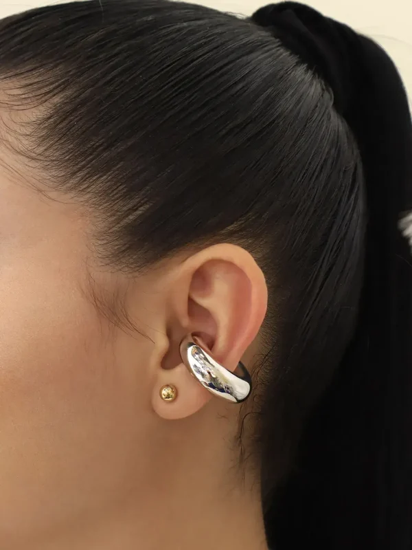 Earcuff dorado, en baño de oro 24k, marca Brazz by Roel