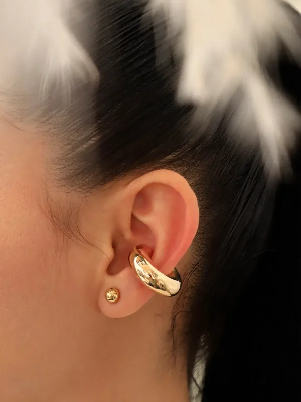 Earcuff dorado, en baño de oro 24k, marca Brazz by Roel