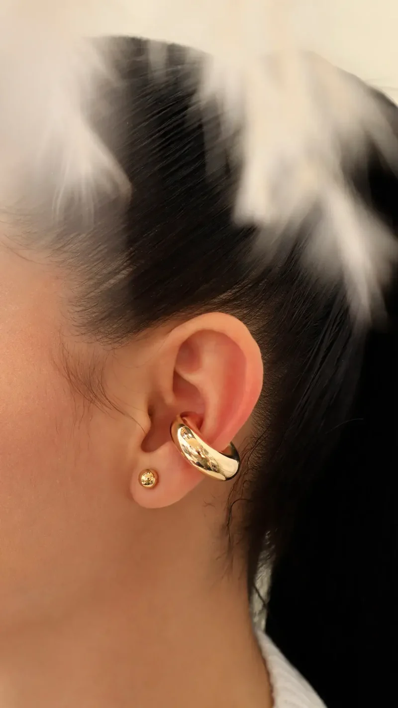Earcuff dorado, en baño de oro 24k, marca Brazz by Roel