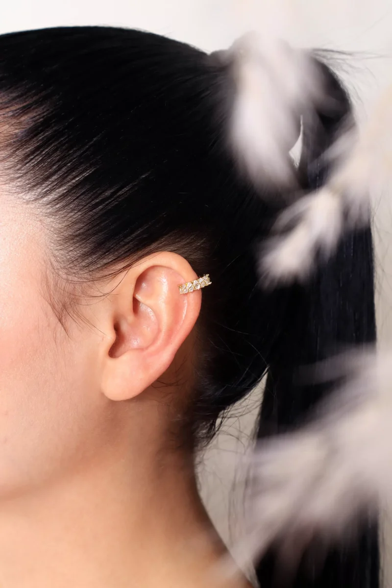 Earcuff dorado, en baño de oro 24k marca Brazz by Roel 