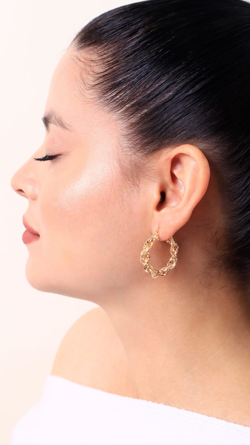 Candonga Dorada Trenzada, En baño de oro 24k. Marca Brazz By Roel.