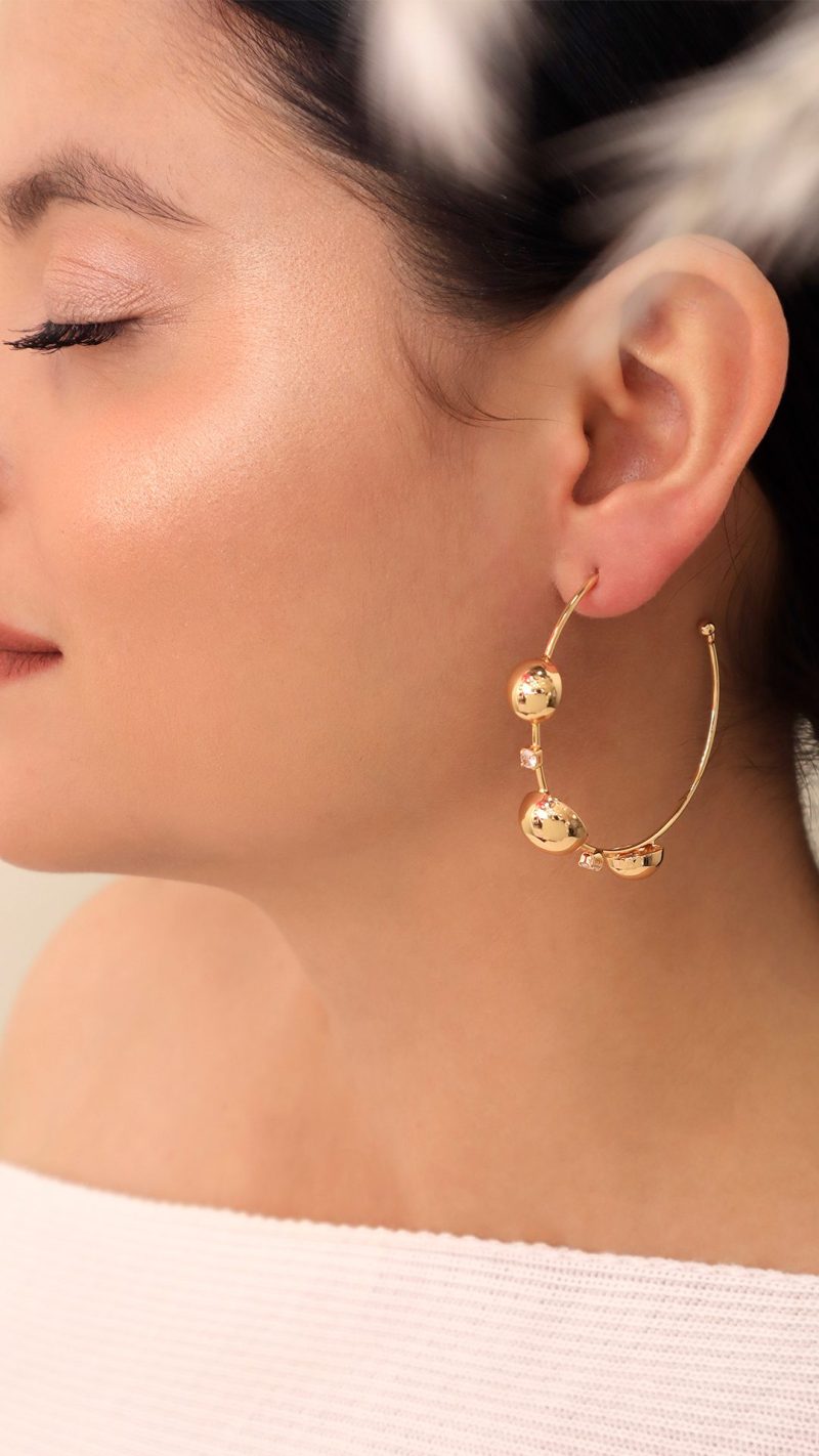 Candonga Dorada Circón, En baño de oro 24k. Marca Brazz By Roel.