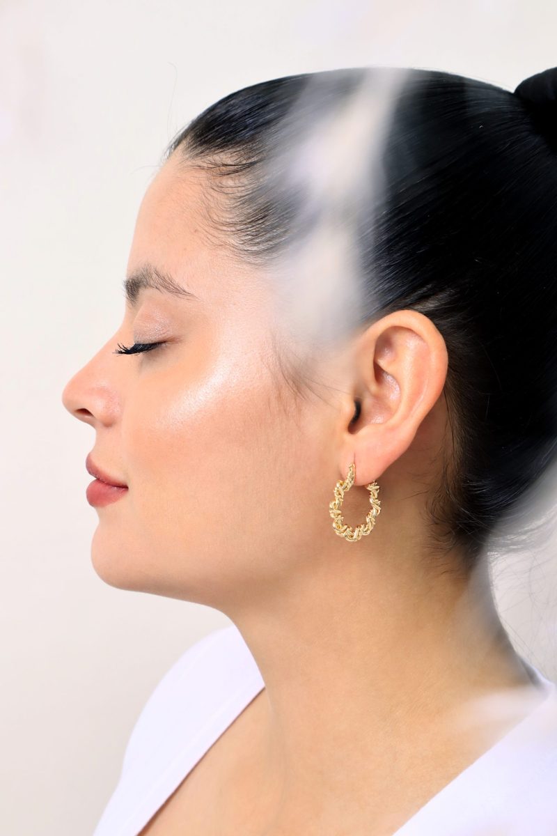 Candonga Enlazada, En baño de oro 24k. Marca Brazz By Roel.