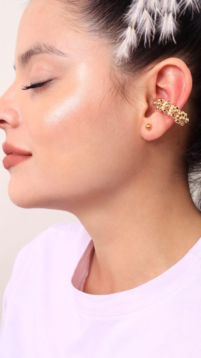 Earcuff En Mostacilla, En baño de oro 24k. Marca Brazz By Roel. 