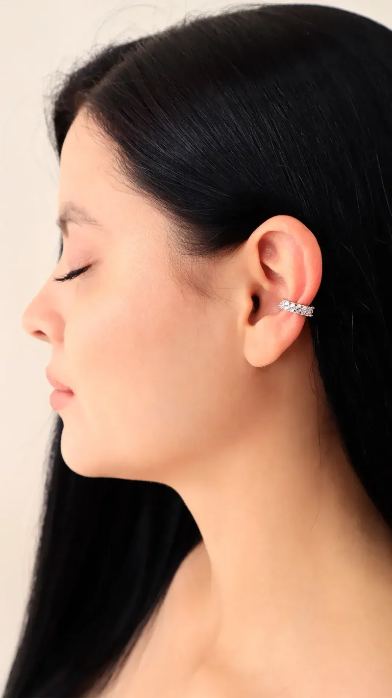 Earcuff plateado, en baño de rodio marca Brazz by Roel