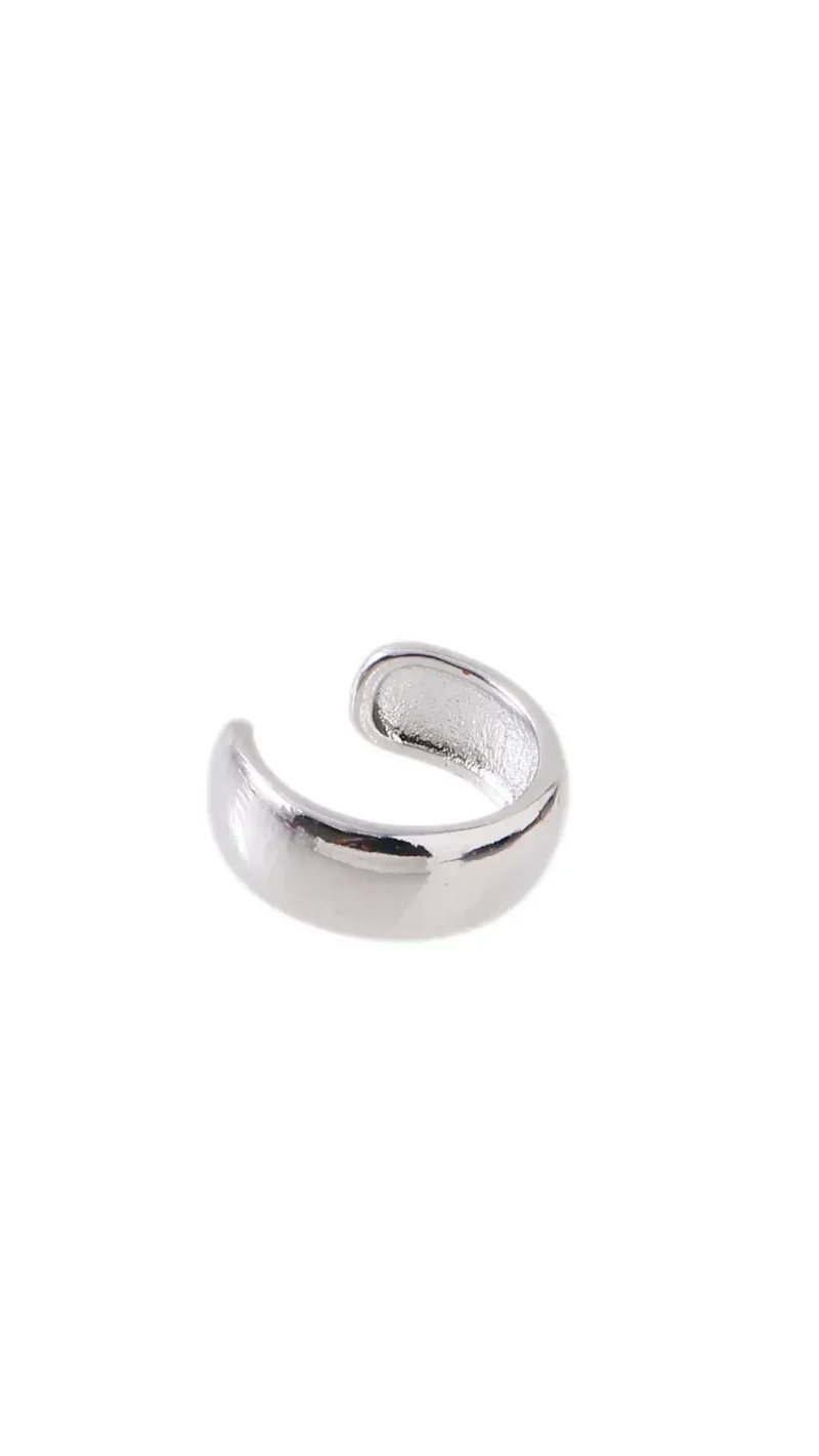 Earcuff plateado, en baño de rodio marca Brazz by Roel 