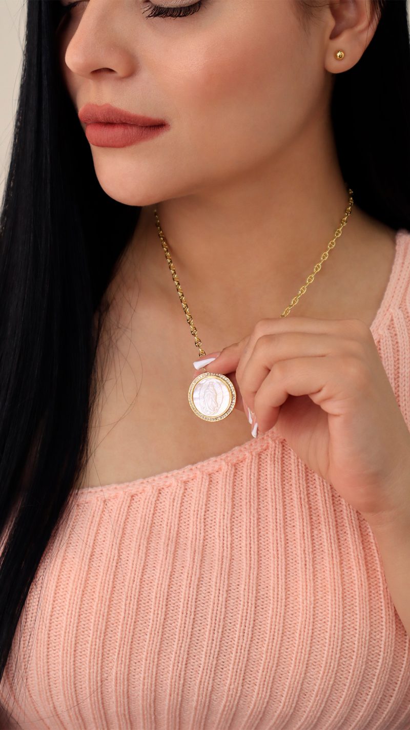 Collar Virgen Guadalupana/ En baño de oro 24k. Marca Brazz By Roel.