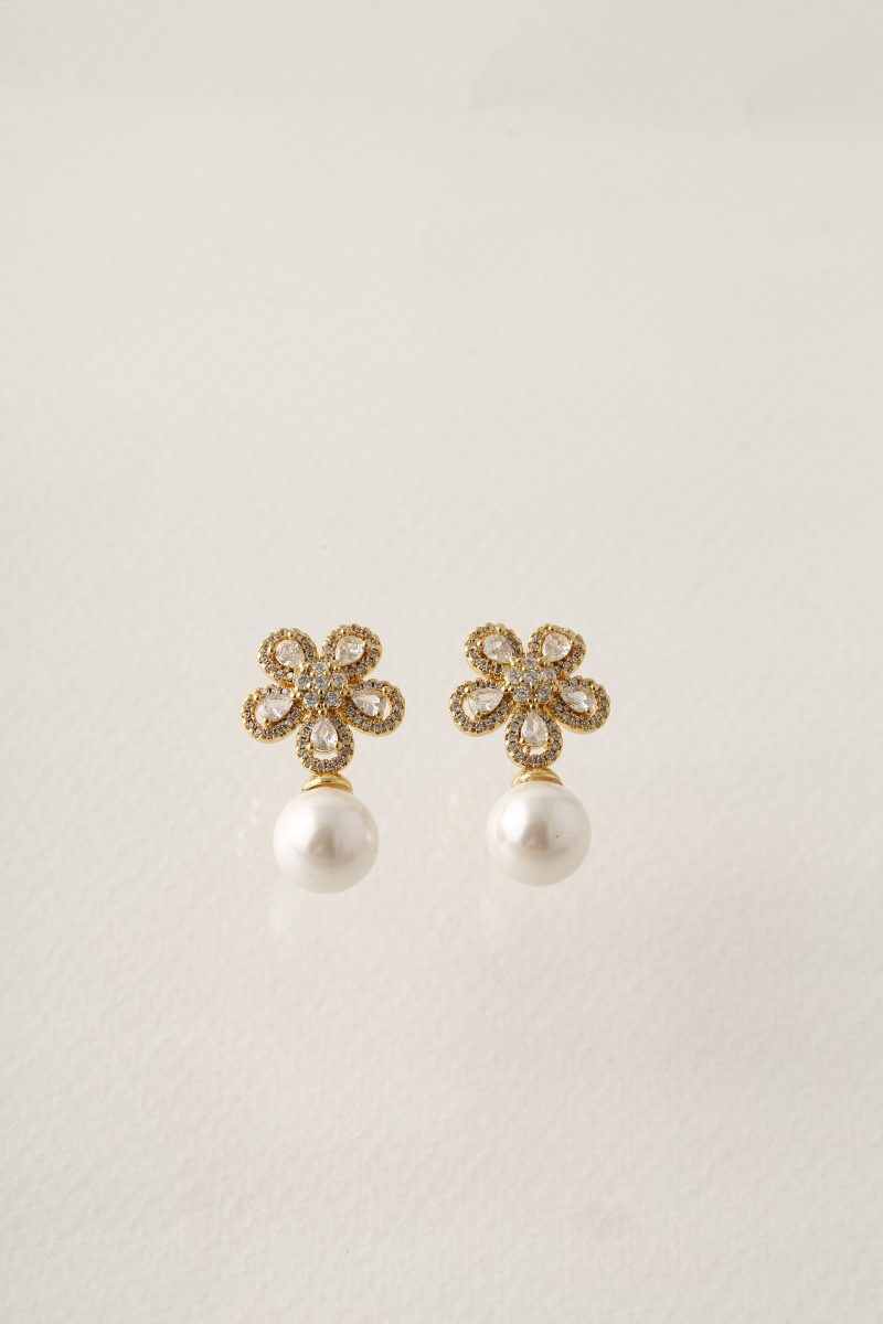 Arete Topo Con Perla/ En baño de oro 24k. Marca Brazz By Roel.