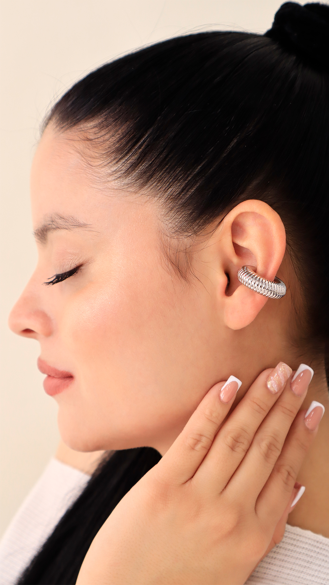 Earcuff plateado/ En baño de oro 24k. Marca Brazz By Roel.