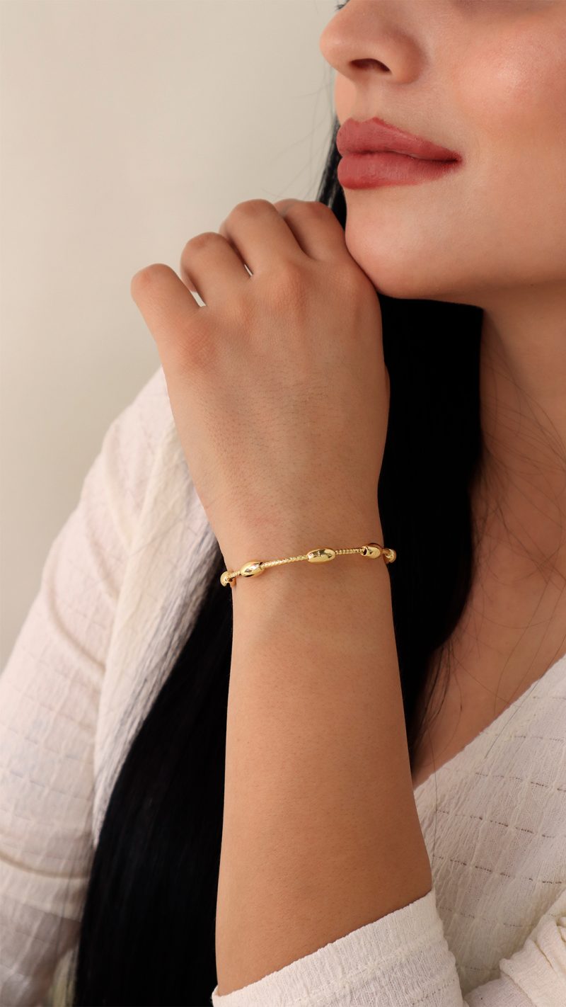 Brazalete Dorado/ En baño de oro 24k. Marca Brazz By Roel.